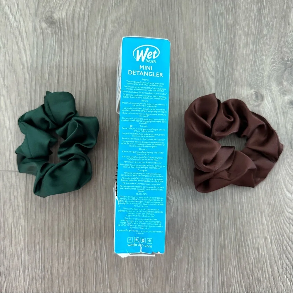 🧖🏻‍♀️ 4/$25 🆕 Mini Wet Brush Detangler & 2 Satin Scrunchies